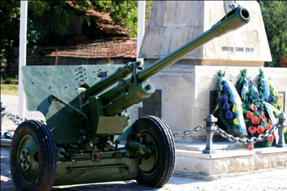 据说：是一个纪念战役的纪念碑，两边放着大炮。奇怪的大炮对着马路对面的小镇教堂。