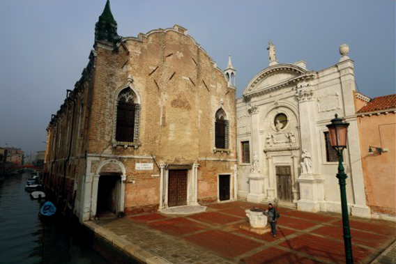 教堂，威尼斯的教堂很多，建筑上的雕像很牛。双年展其间很多展览就在教堂里