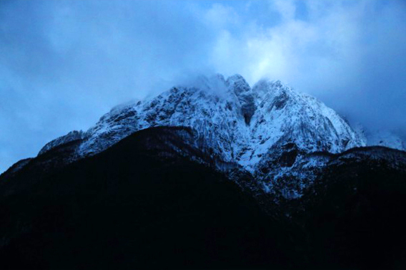 阿尔卑斯雪山山顶，寒气升腾。