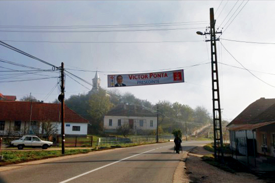 罗马尼亚竞选总统的布标，挂满了每一个村庄的角落。
