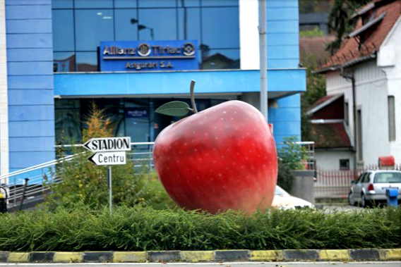 “比斯特里察”城，街头的大苹果雕塑。